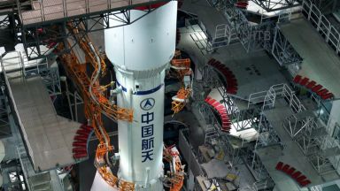20-тонна част от китайска ракета лети "безконтролно" към Земята
