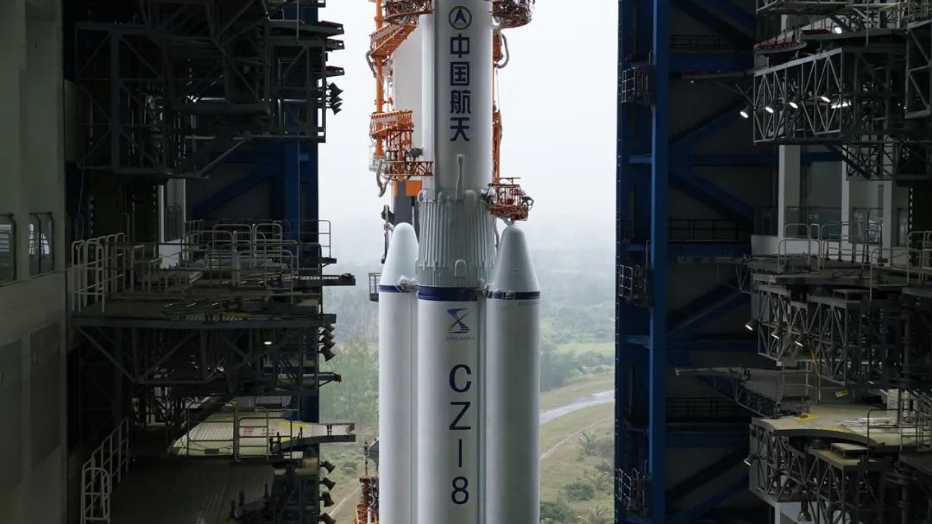 Втората степен на ракетата-носител "Чанчжън 5В" приближава неконтролирано Земята 
