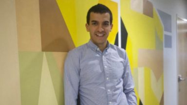 Със специално устройство младият информатик Румен Христов следи от САЩ