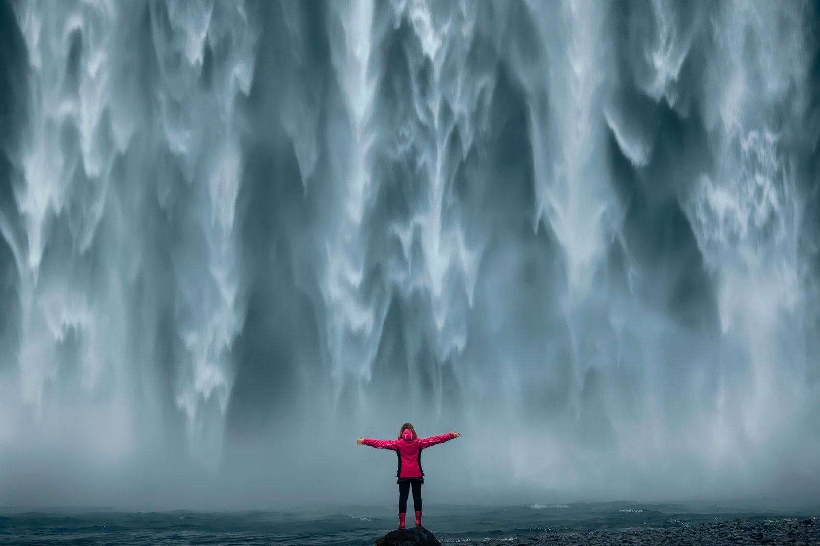 Исландия има много постоянни или временни водопади