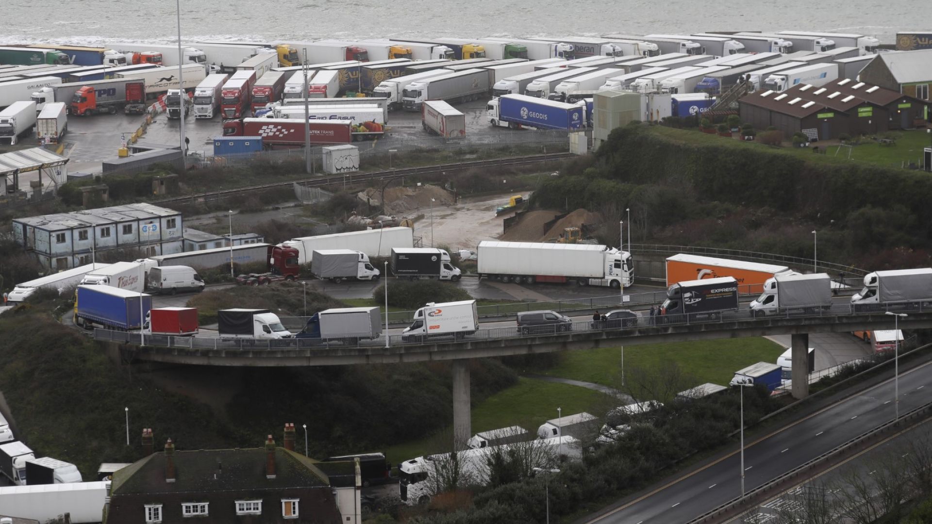 Хаосът на британското пристанище Дувър продължава