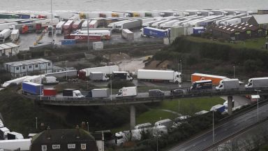 Хаосът на британското пристанище Дувър продължава докато шофьорите на тежкотоварни