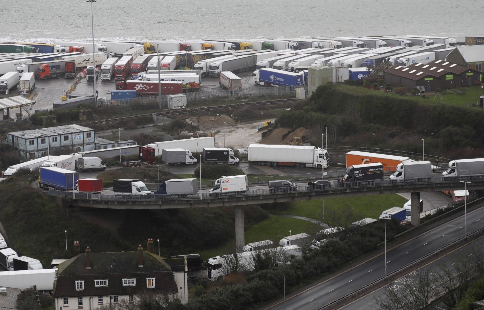 Камиони, паркирали в Дувър, докато пристанището остава затворено, заради блокадата на превозите, наложена от Франция