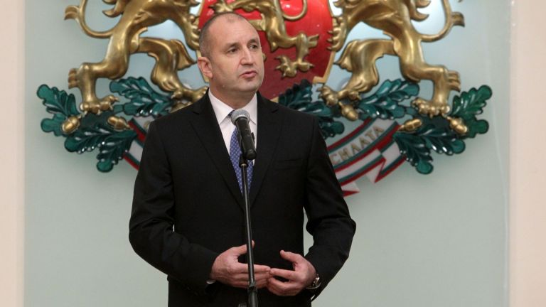 Във време, в което институциите се изпразват от доверие и