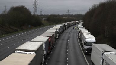 Българското посолство във Великобритания оказва съдействие на десетките български граждани