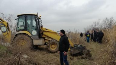 Около 200 тона опасни отпадъци са открити край Пловдив при