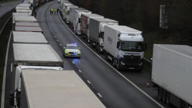 За пореден ден Великобритания е в транспортен хаос заради новия
