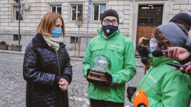 Активисти на Грийнпийс връчиха преспапие с мръсен софийски въздух на