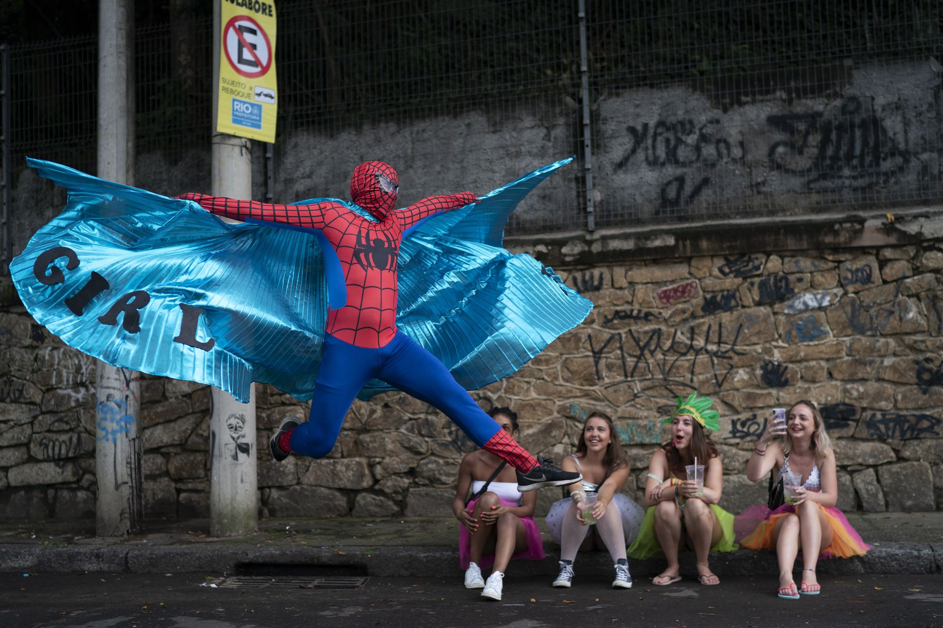 Мъж прави шоу, облечен в костюм на Спайдърмен, по време на карнавала в Рио де Жанейро, Бразилия (22 февруари 2020 г.)