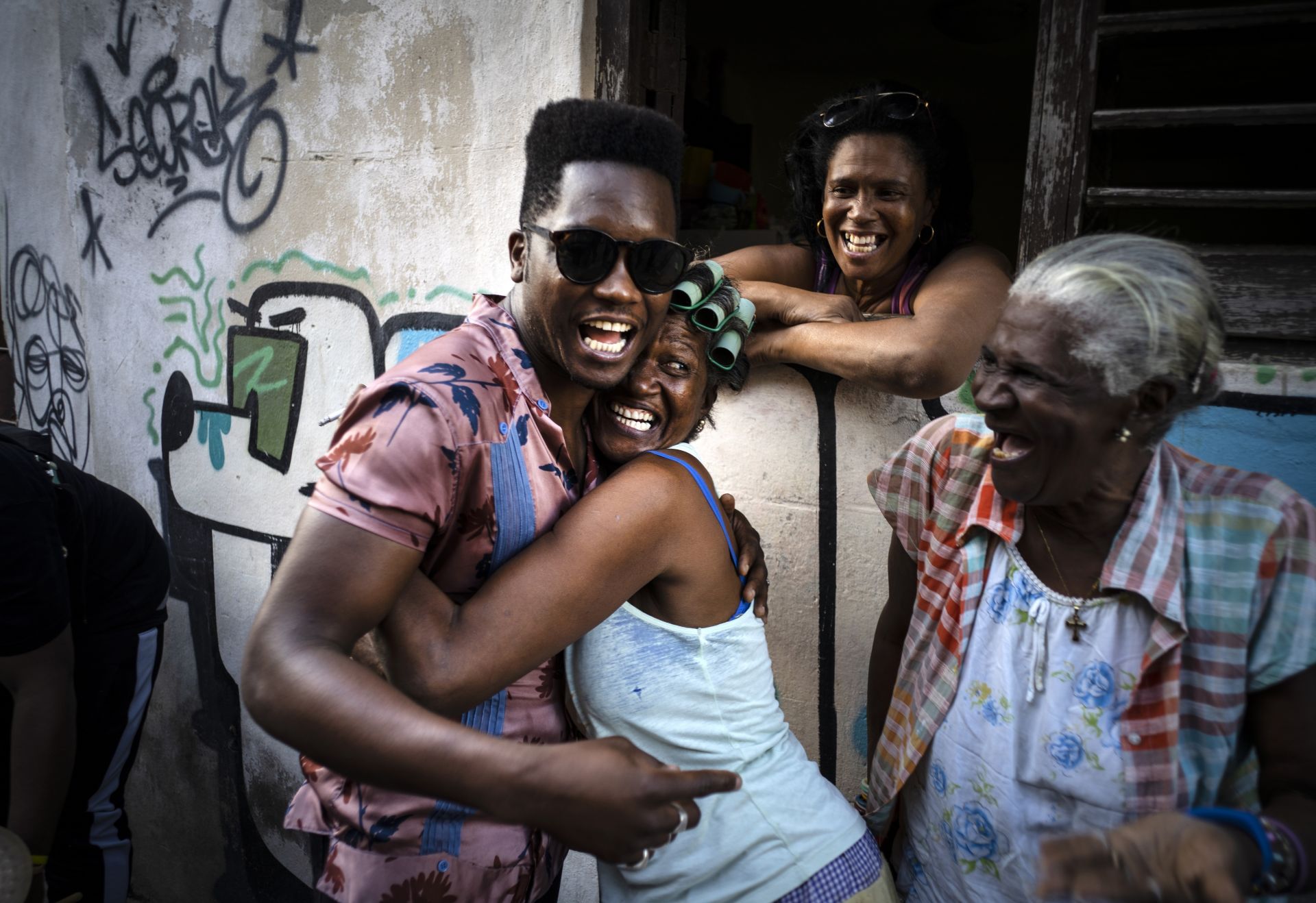 Кубинският певец Кимафънк прегръща жена по време на музикална конга по улиците на кубинския квартал „Стара Хавана“ по време на 35-ия международен джаз фест (15 януари 2020 г.