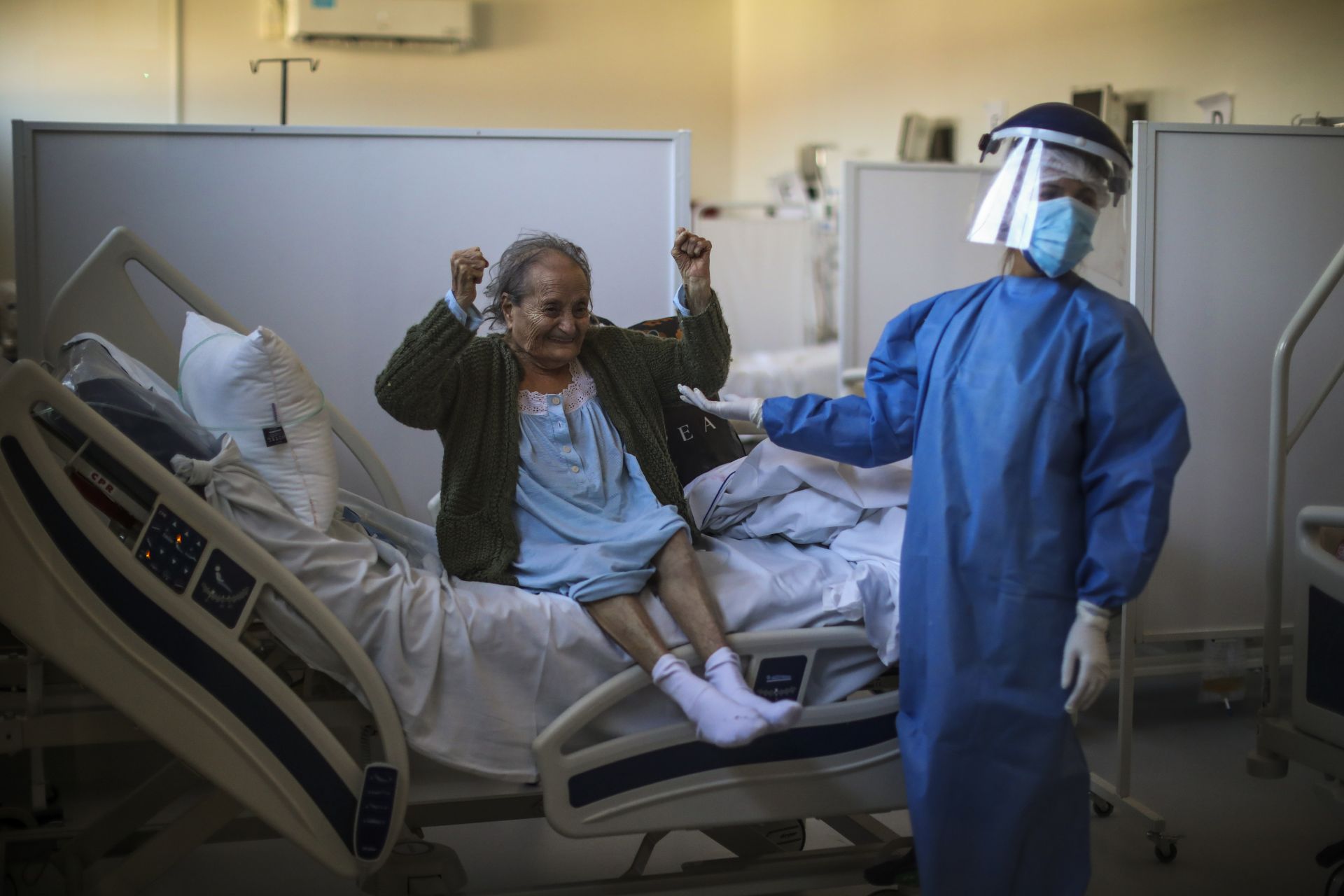 84-годишната Бланка Ортис празнува, след като научи от медицински сестри, че ще бъде изписана от болницата в Буенос Айрес, Аржентина, след като прекара в здравното заведение няколко седмици. (13 август 2020 г.) 