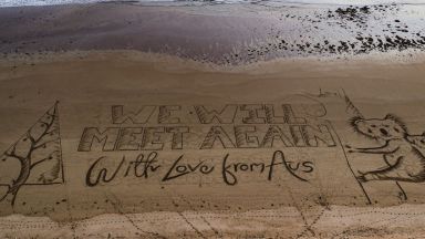Ще се срещнем отново" e посланието на огромна коледна картичка на плаж в Австралия