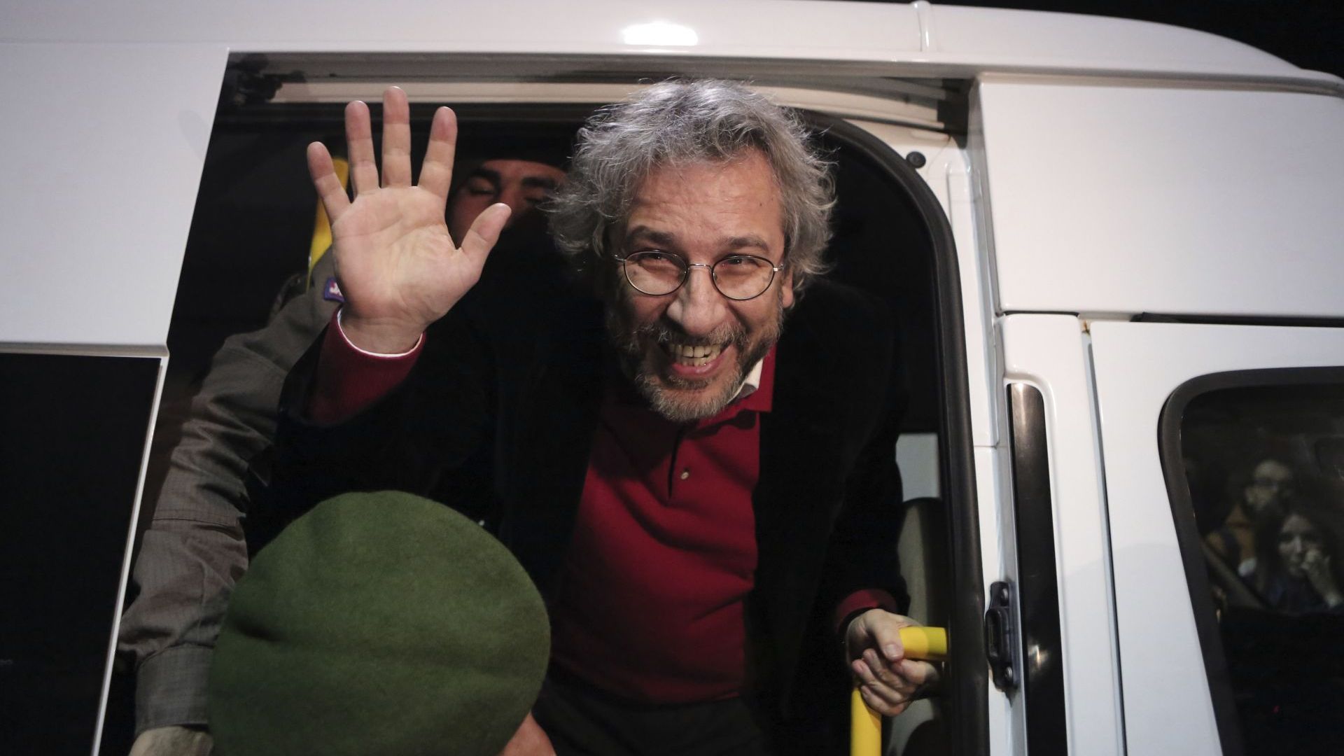 Съд в Турция постанови над 27 г. затвор за бившия главен редактор на "Джумхуриет"