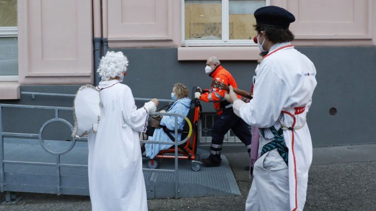 Чешкият здравен министър Ян Блатни обяви, че страната преминава в