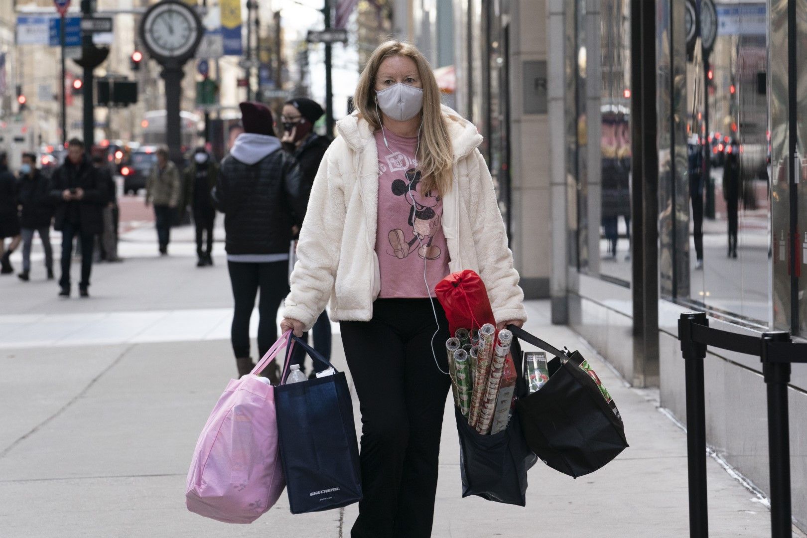 Жена след шопинг в Ню Йорк. потребителските разходи в САЩ са намалели през ноември с 0,4 на сто