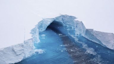 Огромен айсберг се откъсна от ледовете на Антарктида (снимки и видео)