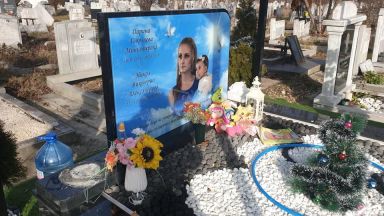 Поругаха гроба на убитите Дарина и Никол навръх Бъдни вечер (видео)