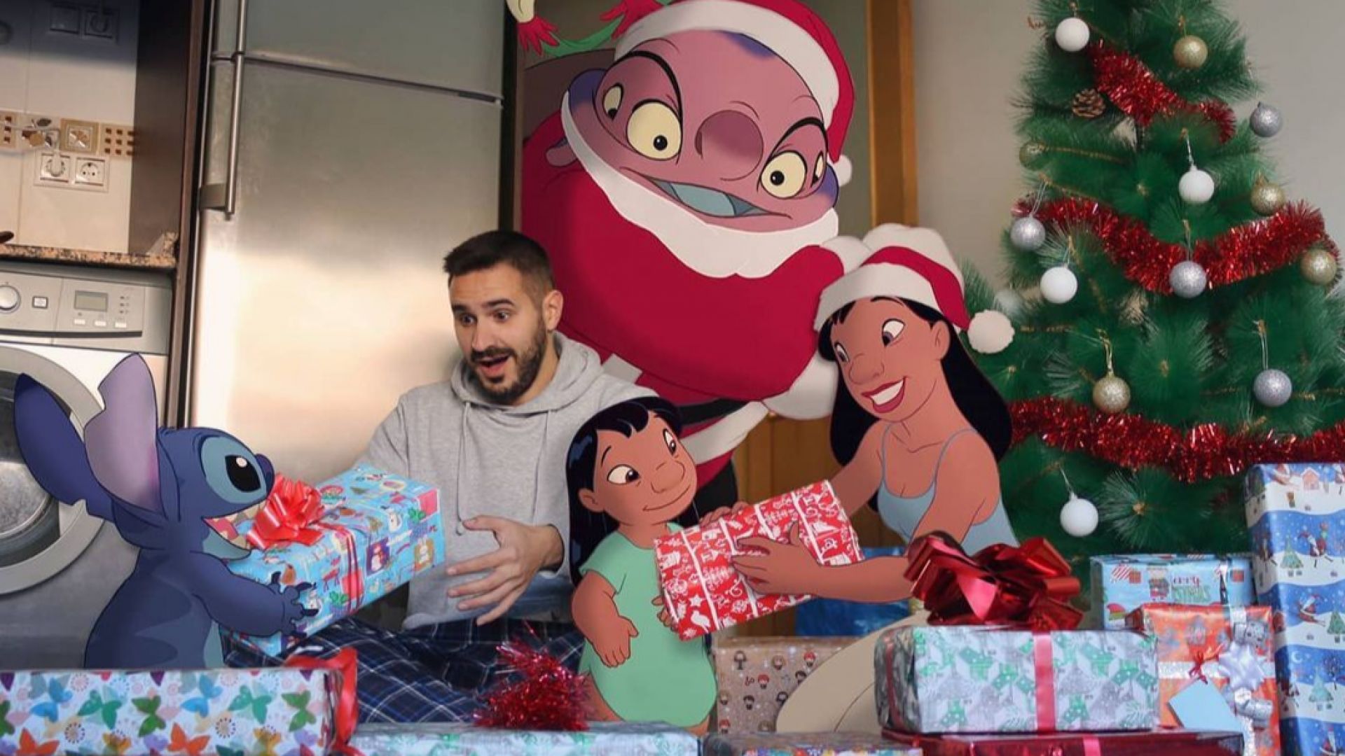 Мъжът, който празнува Коледа с героите на "Disney"