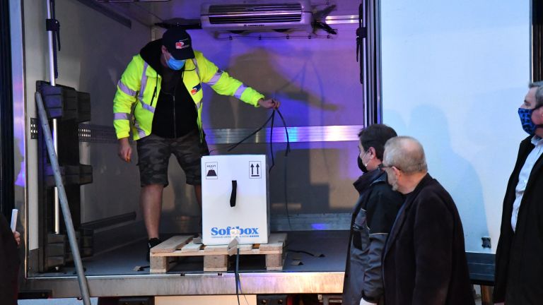 Ваксините срещу коронавирус на Пфайзер/Бионтех пристигнаха с полицейски ескорт пред