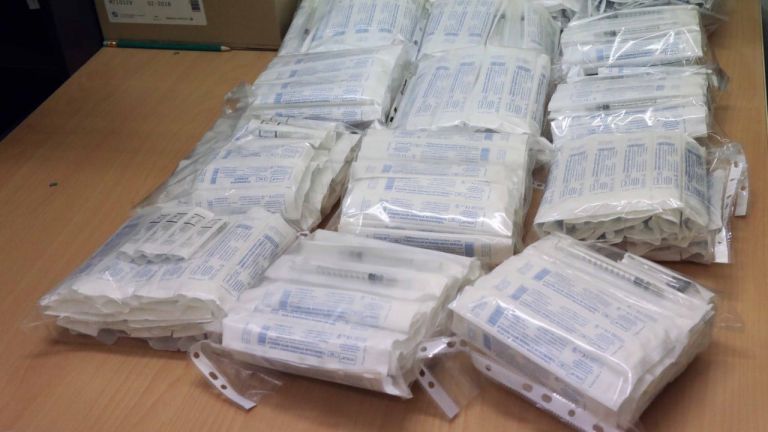 Близо хиляда дози от ваксината срещу коронавирус пристигнаха при засилени