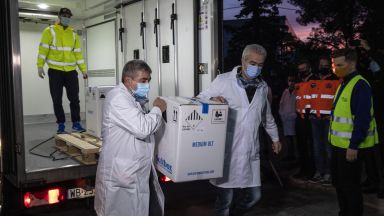 Пфайзер временно ще намали доставките на ваксината си срещу коронавируса