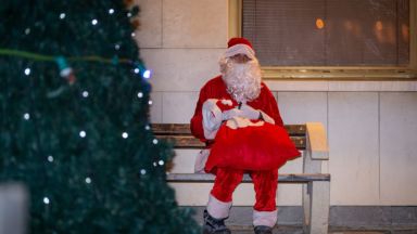 Болен млад мъж влезе в ролята на Дядо Коледа и