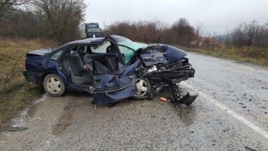 Двама души са пострадали при челен удар на пътя Враца