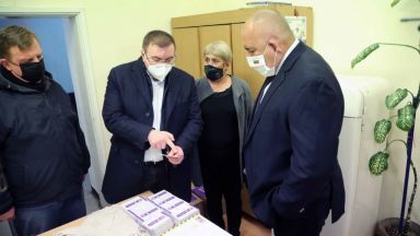 Премиерът Бойко Борисов провери как се съхраняват ваксините срещу COVID 19