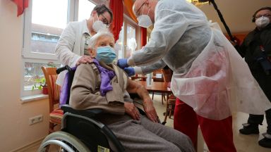 Столетница първата имунизирана в Германия