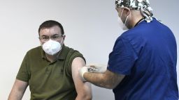 Ваксинациите стартираха: Здравният министър стана първият имунизиран срещу COVID-19 у нас