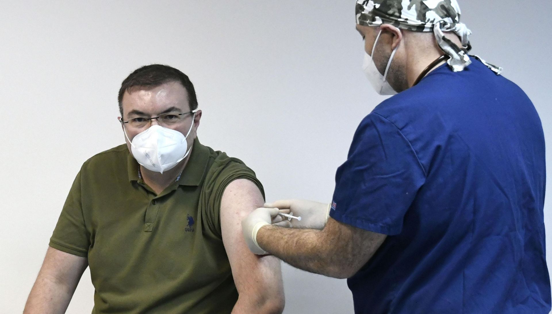 Здравният министър Костадин Ангелов бе първия ваксиниран в България