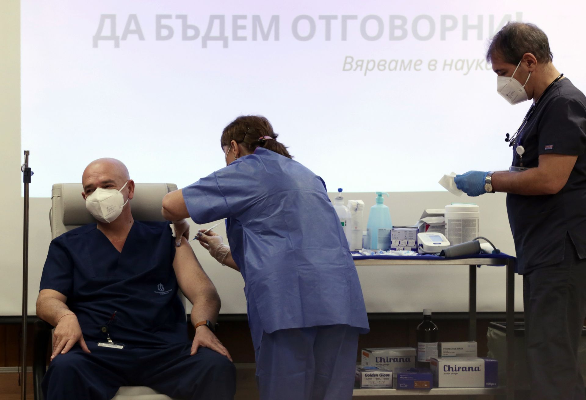 Темпът на ваксинацията зависи от одобряването на третата ваксина - тази на "Астра Зенека", каза ген. Мутафчийски. Той беше имунизиран на 27 декември 2020 г.