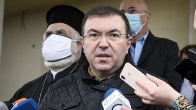 Масовата ваксинация ще започне с възрастните хора До края на