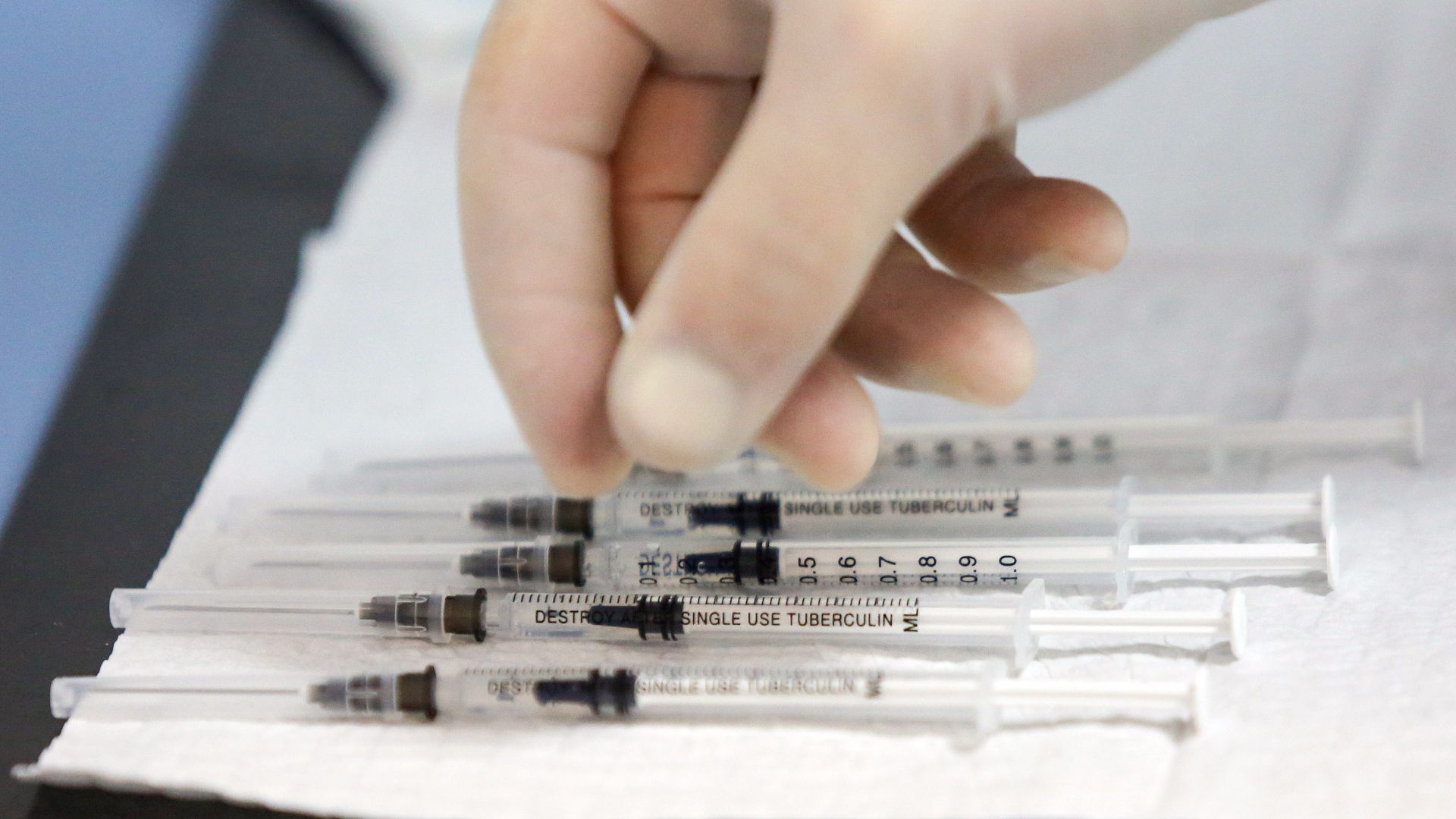 Радио Китай: Защо западните медии премълчават за смъртните случаи на ваксинирани с „Пфайзер”?