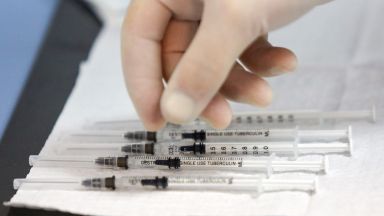 Ваксинациите срещу коронавирус в България започнаха с публично имунизиране на