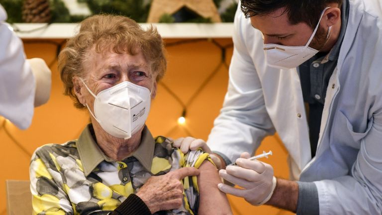 Европейската комисия предложи днес данните за всички ваксинирани срещу ковид