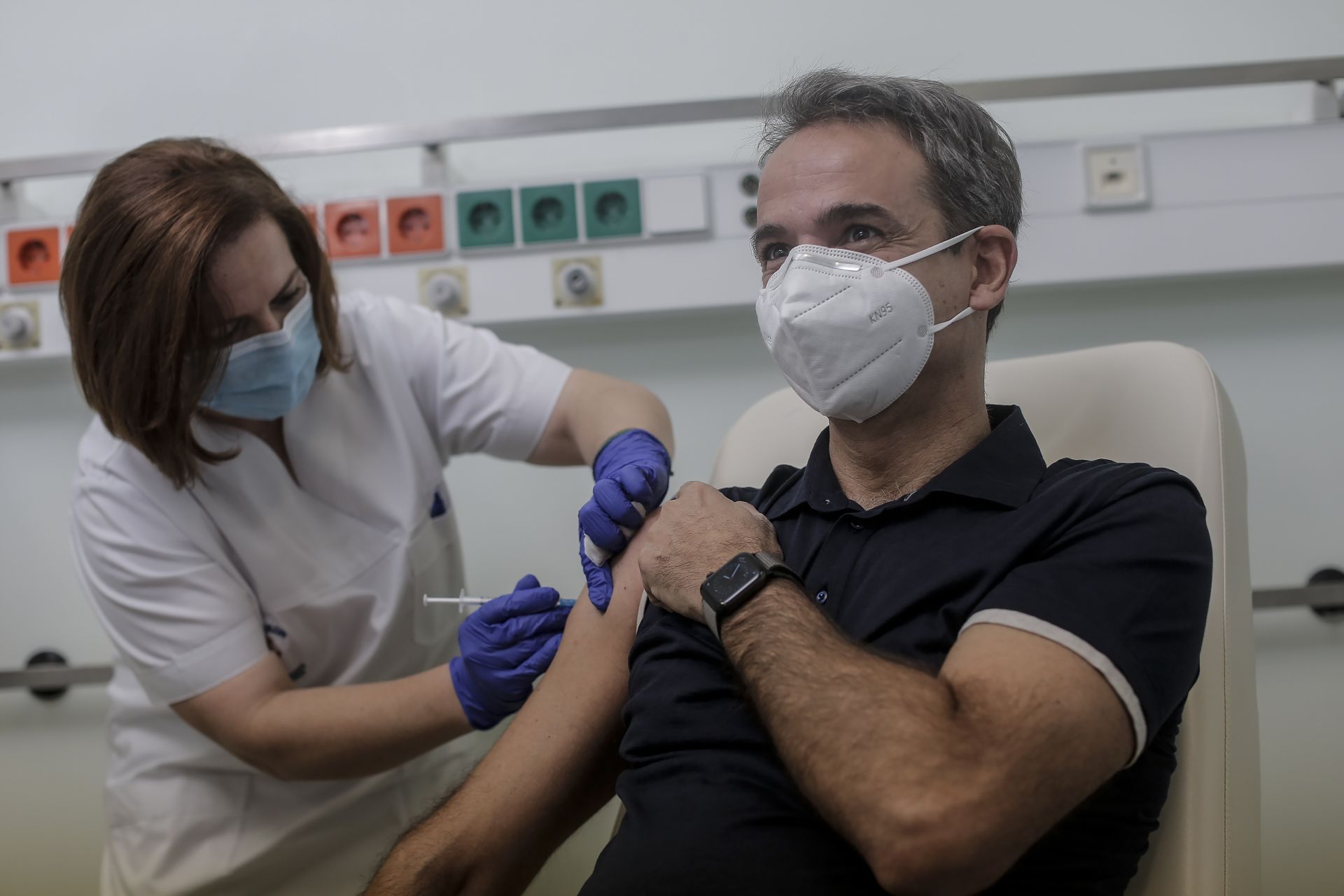  Гръцкият министър председател Кириакос Мицотакис получава инжекция с доза ваксина COVID-19 в университетската болница в Атина 