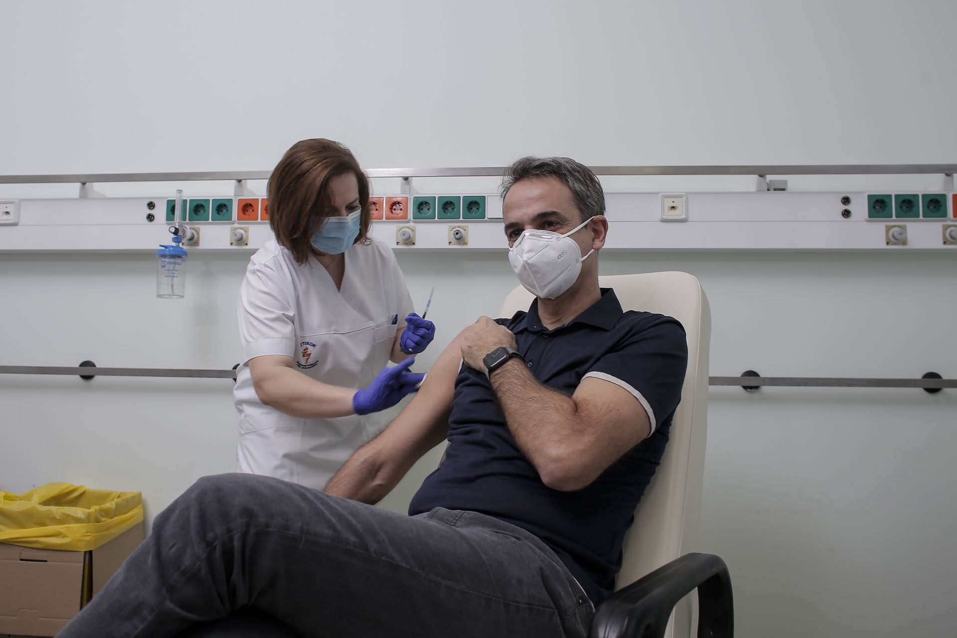 Гръцкият премиер Кириакос Мицотакис получава инжекция с доза ваксина COVID-19 в университетската болница в Атина