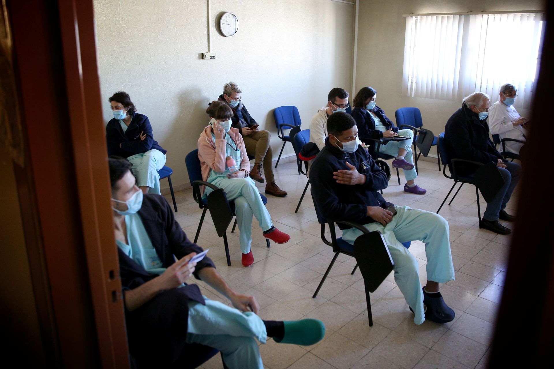 Здравните работници изчакват в стая, след като са получили ваксините Pfizer-BioNTech COVID-19 в болница Санта Мария в Лисабон