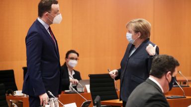 Германският министър на здравеопазването Йенс Шпан изпреварва по популярност в