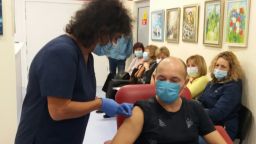 Първият ваксиниран в Бургас:  Тези легенди с чипиране са безпочвени