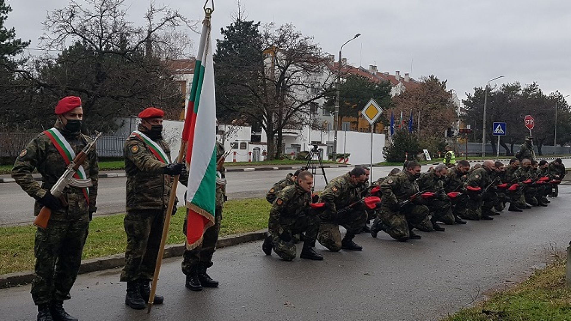 Поклон пред загиналите 13 български военни в Ирак (снимки)