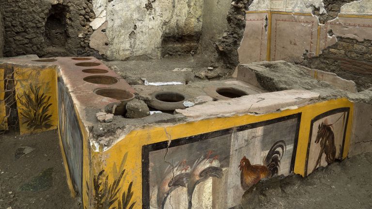 Археолози откриха древен снек бар в Помпей (снимки и видео)