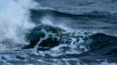 Руски риболовен кораб с 19 души на борда потъна в