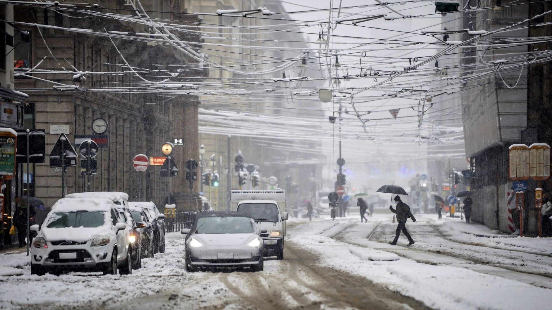 Обилен снеговалеж в Северна Италия, буря премина през Рим