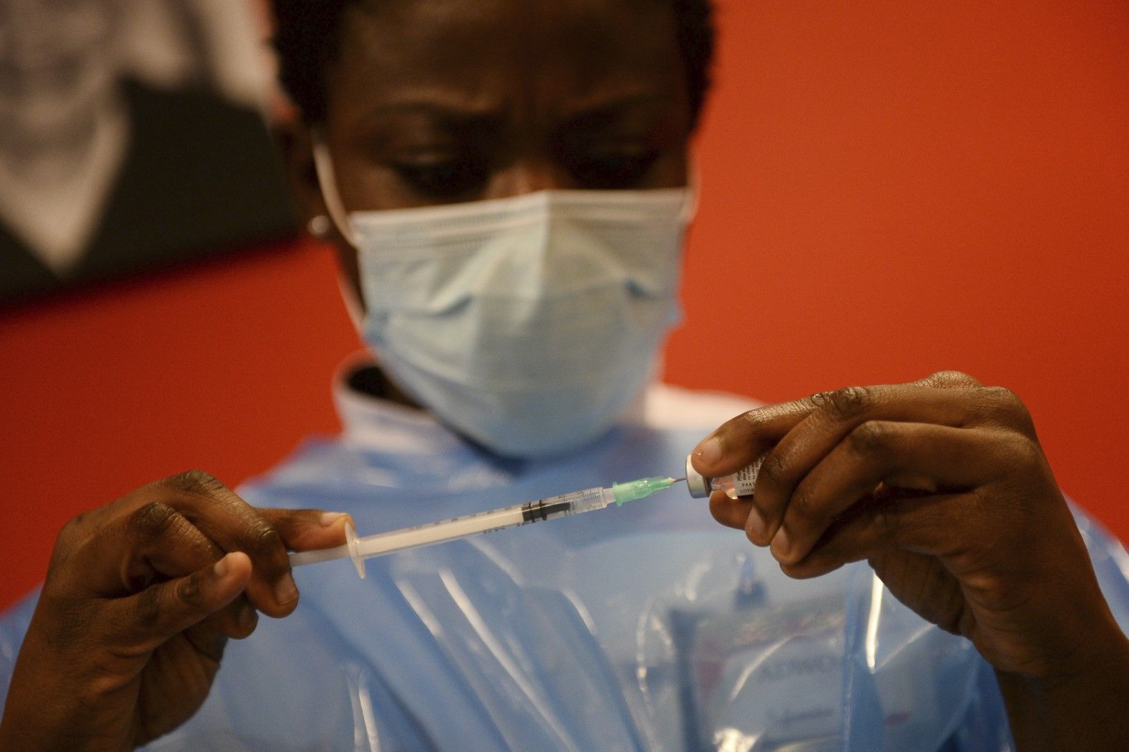 Медицинска сестра се подготвя за ваксинация в белгийска болница