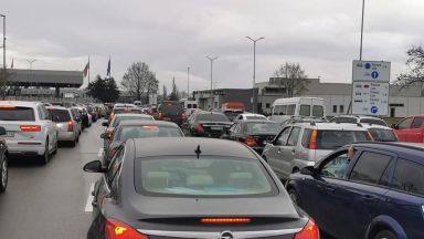 Опашки от пътуващи до Одрин се извиха на ГКПП Капитан