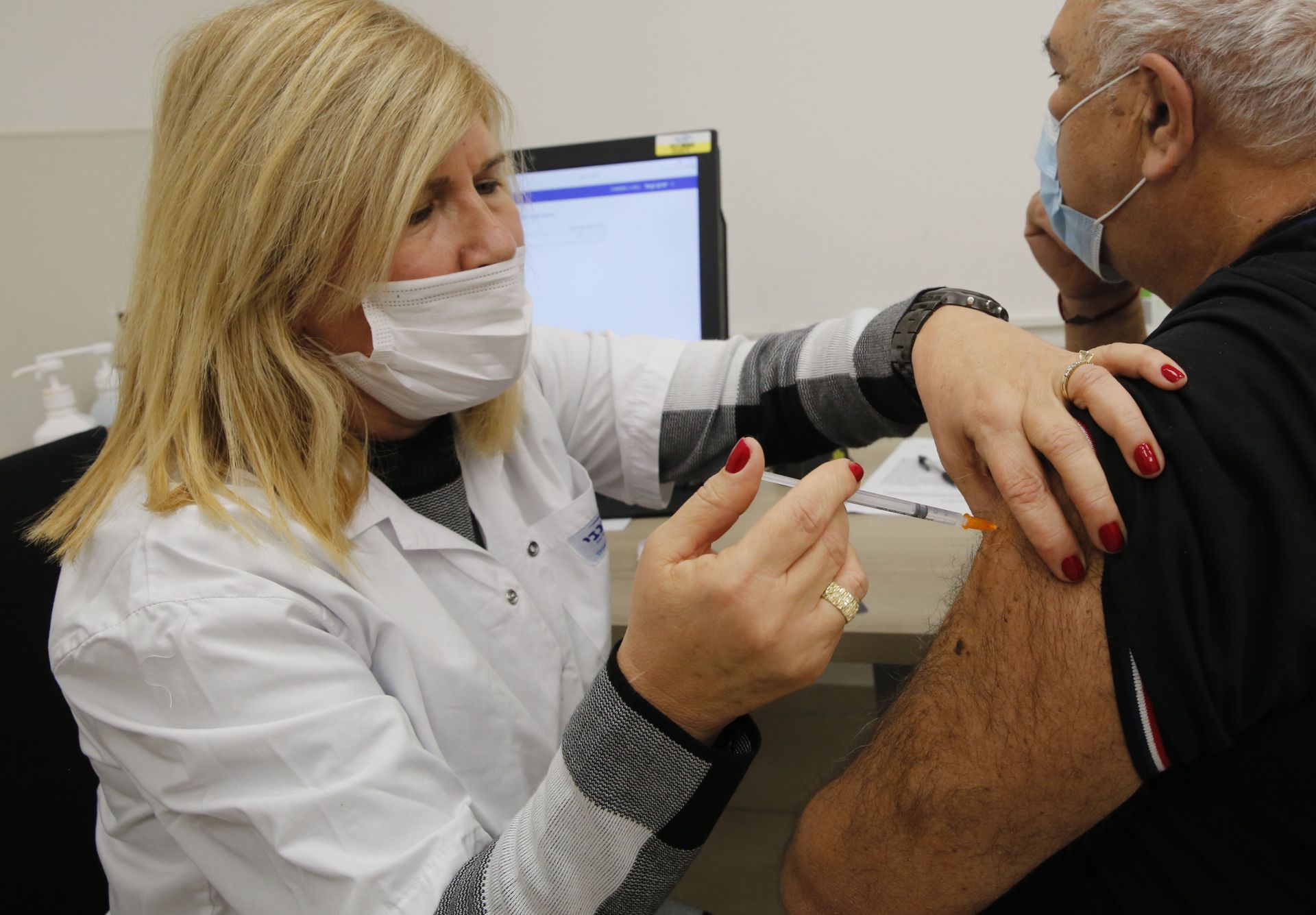 Израелските лекари ваксинират десетки хиляди хора дневно