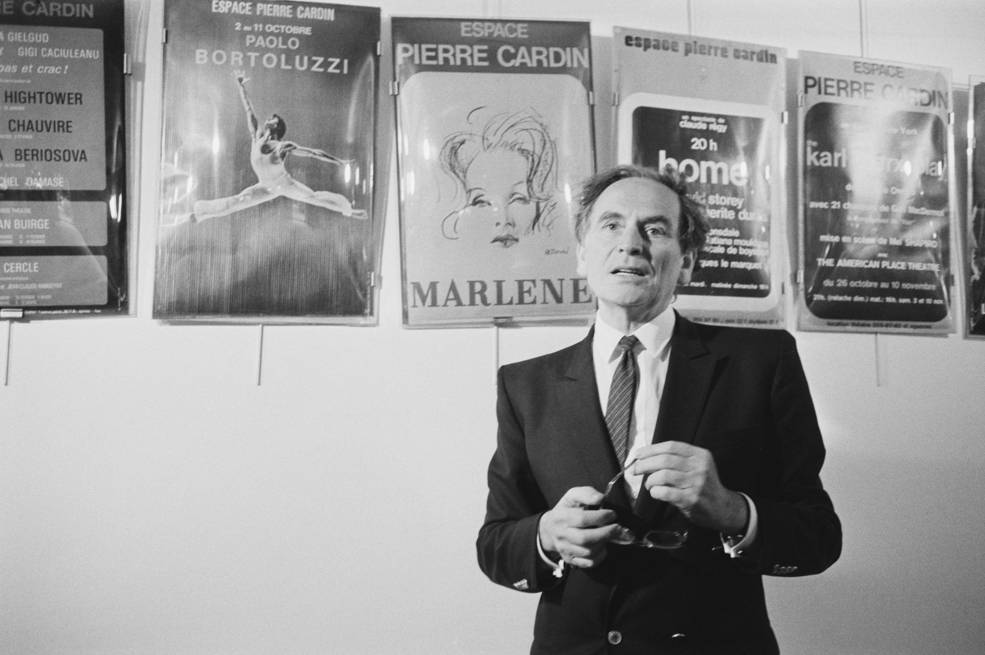 15 юли 1980 г. - Пиер Карден позира пред плакати на театрално пространство, носещо името на своя създател и основен меценат - "Espace Cardin"