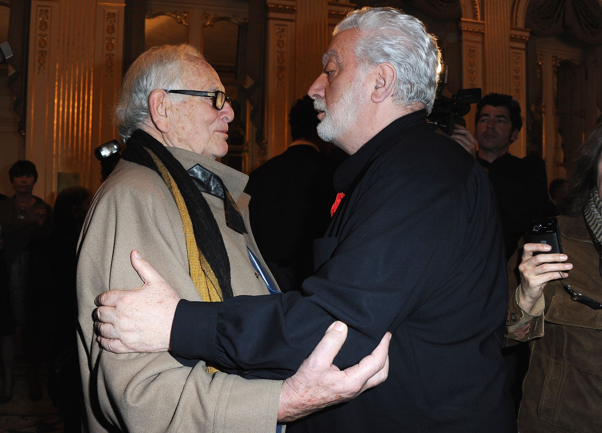 16 ноември 2010 г. - Пиер Карден се поздравява с Пако Рабан (вдясно) във френското Министерство на културата, след като двамата са удостоени със знака на Почетния легион